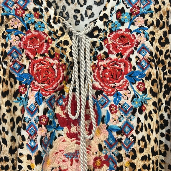 Savanna Jane Floral Embroidered Leopard Print Bell Sleeve Blouse Size Medium - Picture 14 of 15